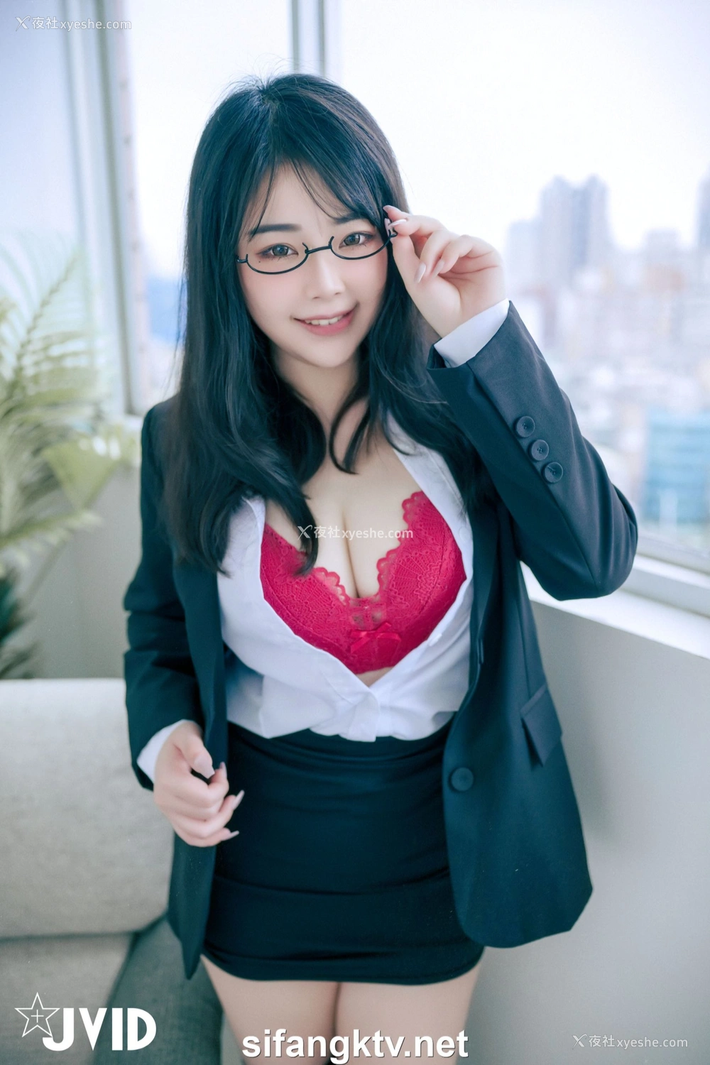1P - 蒂蒂《办公桌下的性感秘书》