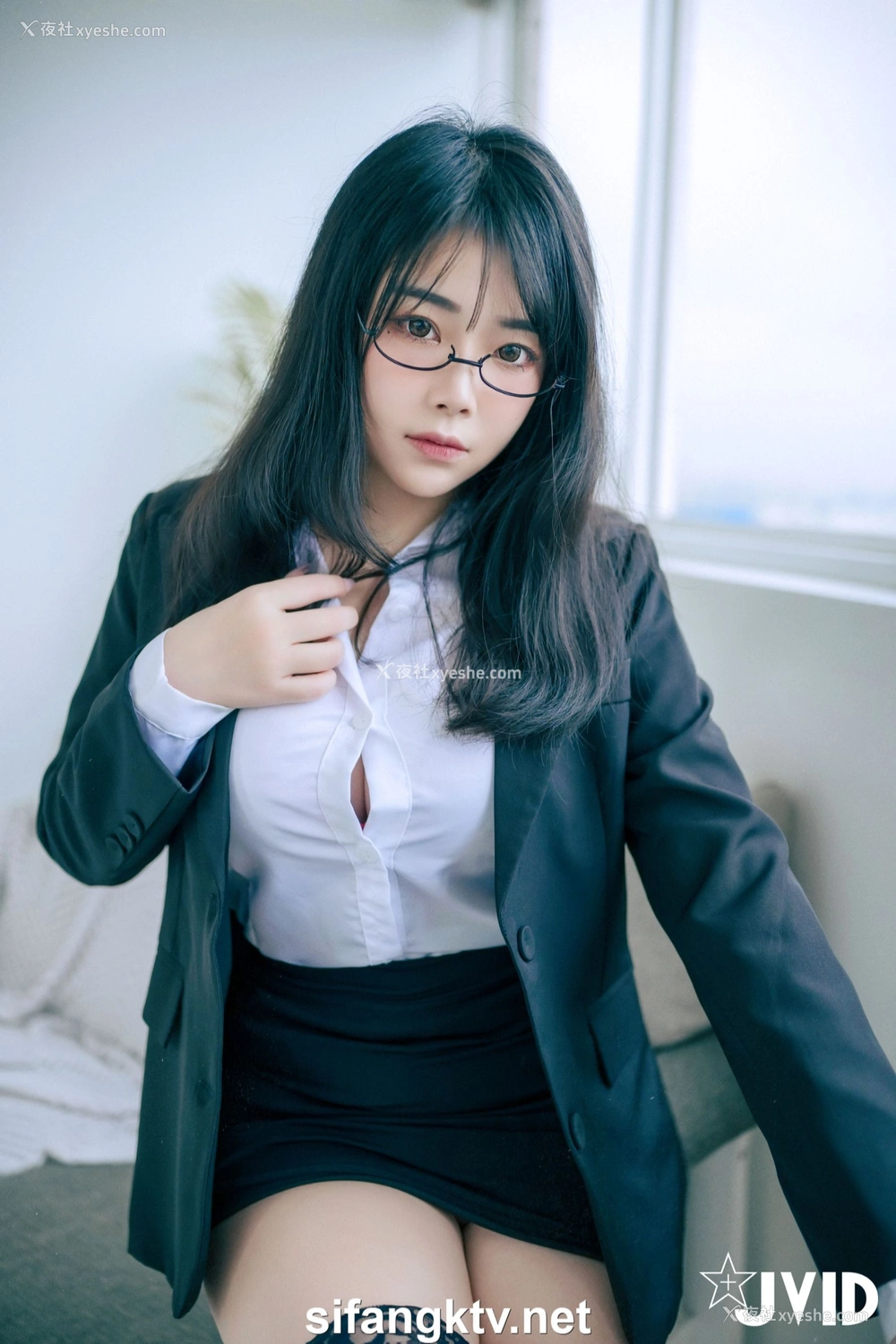 1P - 蒂蒂《办公桌下的性感秘书》