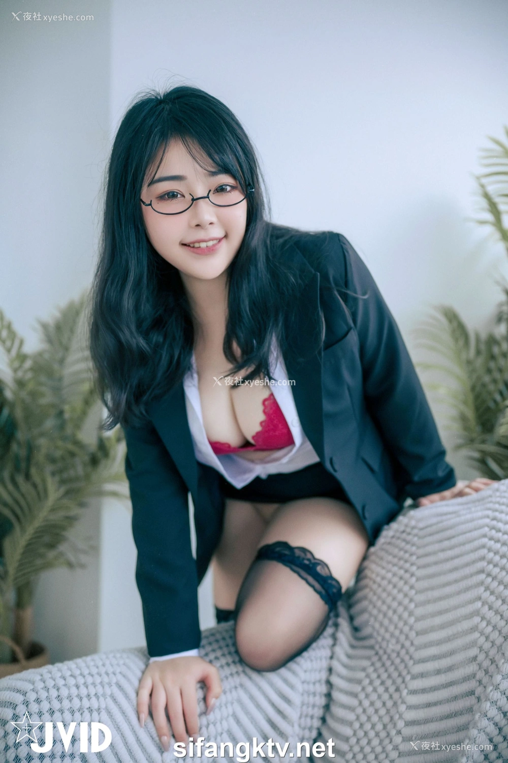 1P - 蒂蒂《办公桌下的性感秘书》