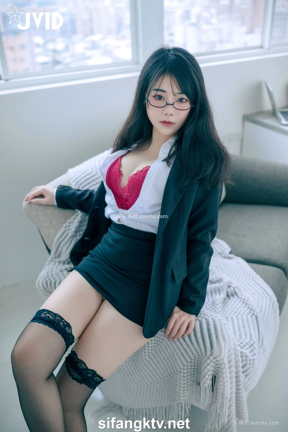 1P - 蒂蒂《办公桌下的性感秘书》