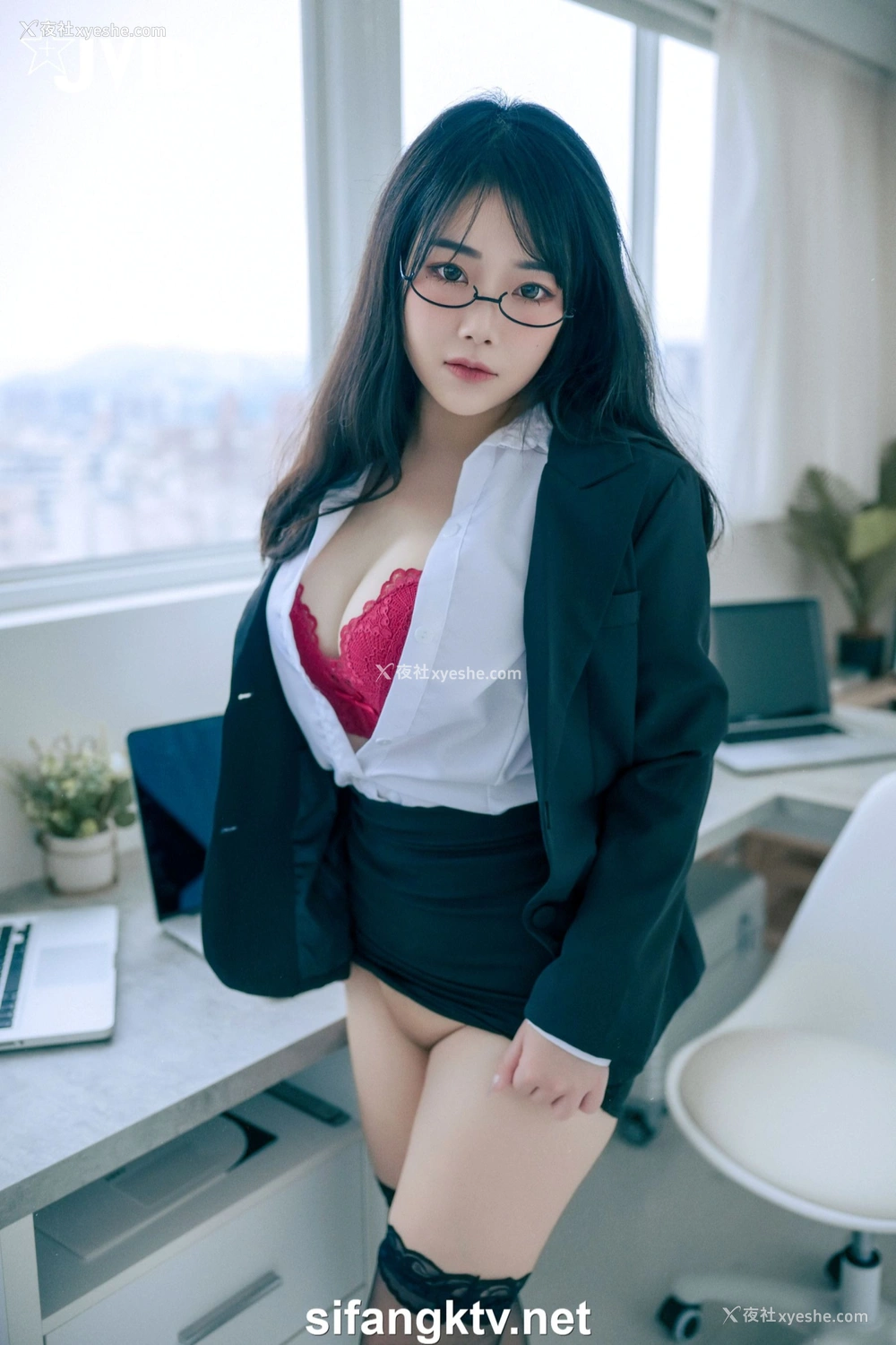 1P - 蒂蒂《办公桌下的性感秘书》