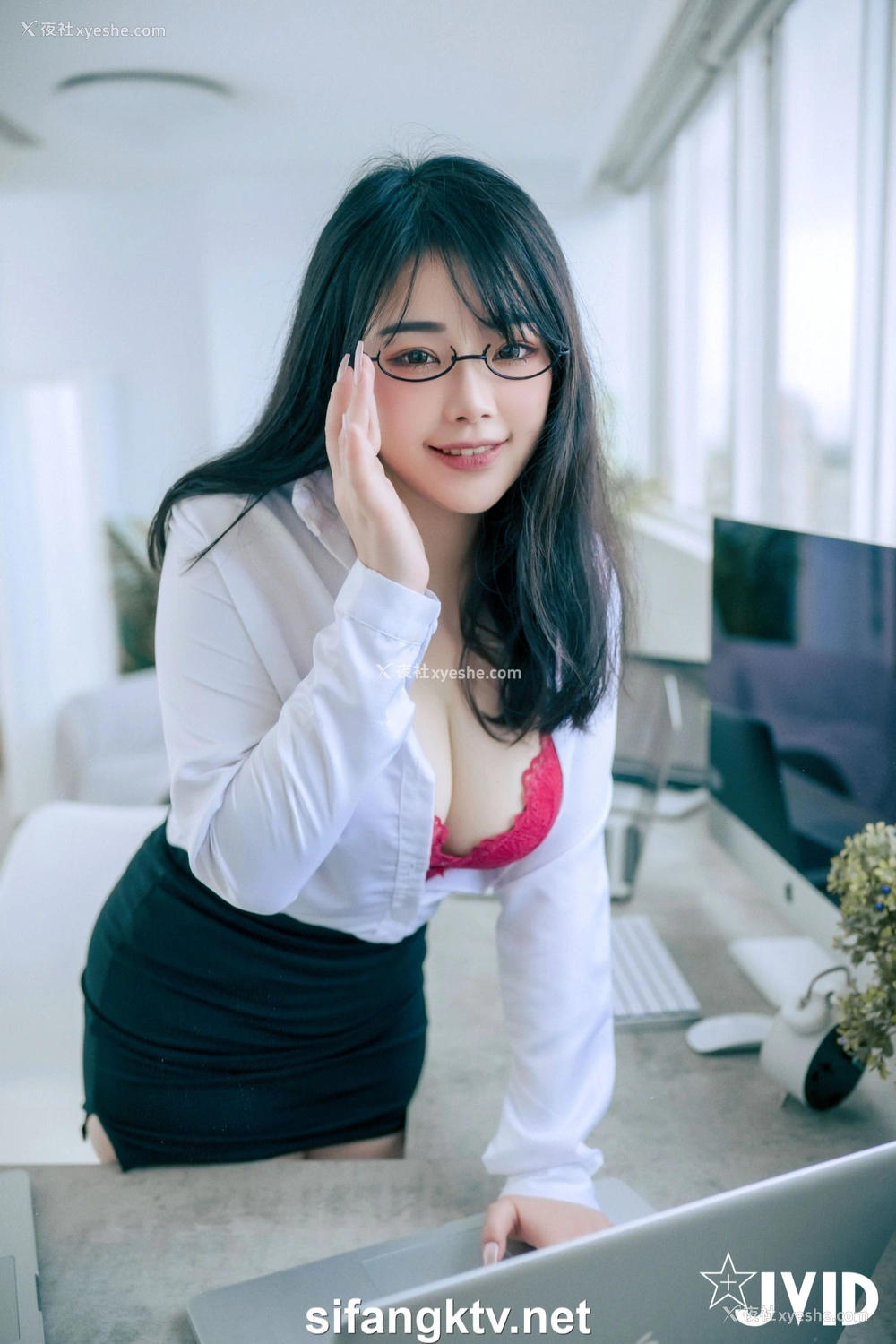 1P - 蒂蒂《办公桌下的性感秘书》