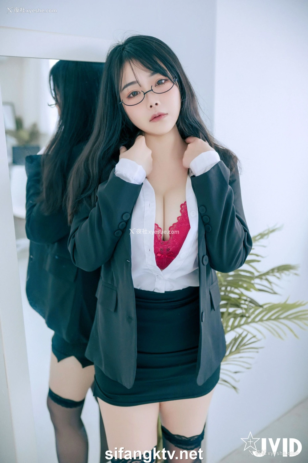 1P - 蒂蒂《办公桌下的性感秘书》