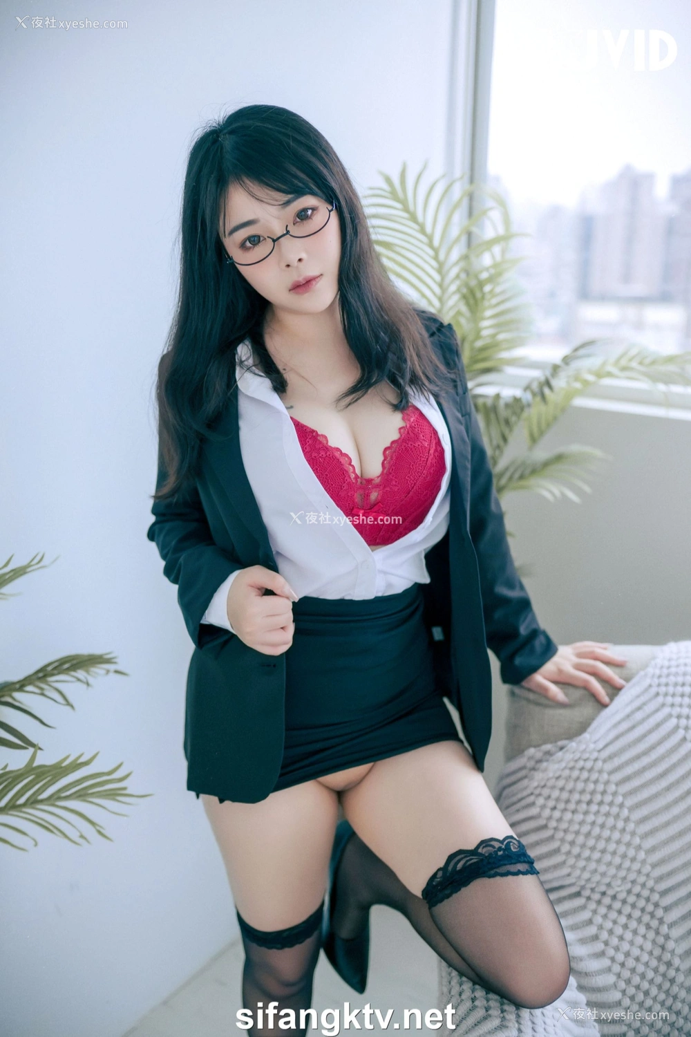 1P - 蒂蒂《办公桌下的性感秘书》