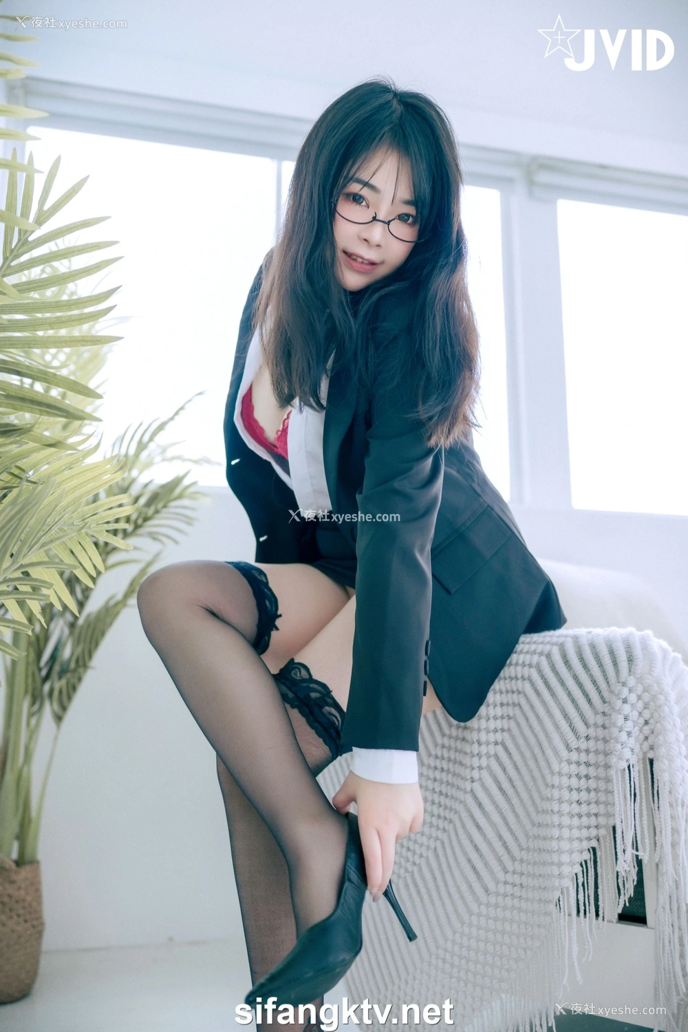 1P - 蒂蒂《办公桌下的性感秘书》