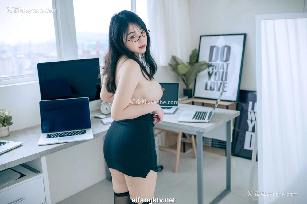 1P - 蒂蒂《办公桌下的性感秘书》