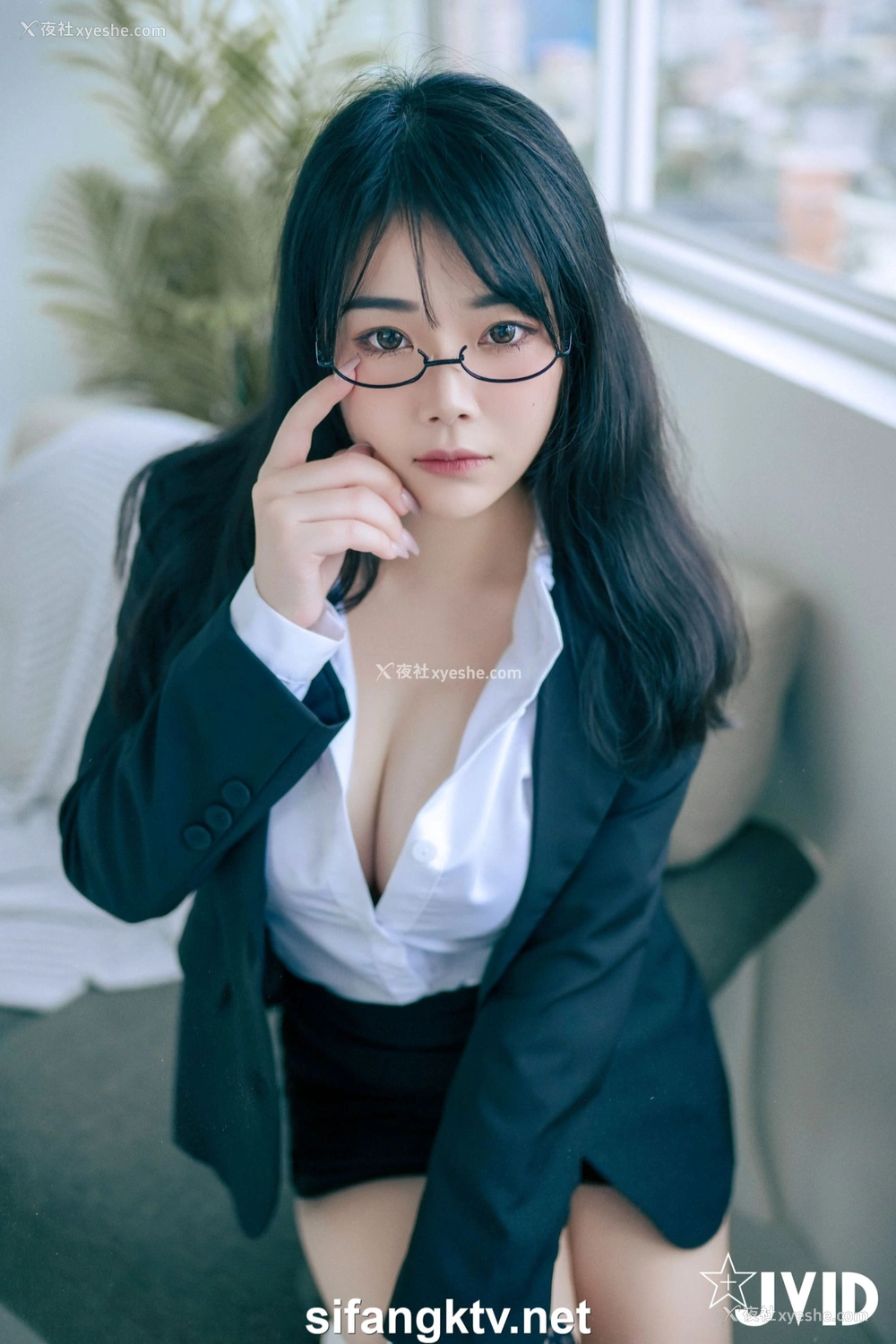 1P - 蒂蒂《办公桌下的性感秘书》