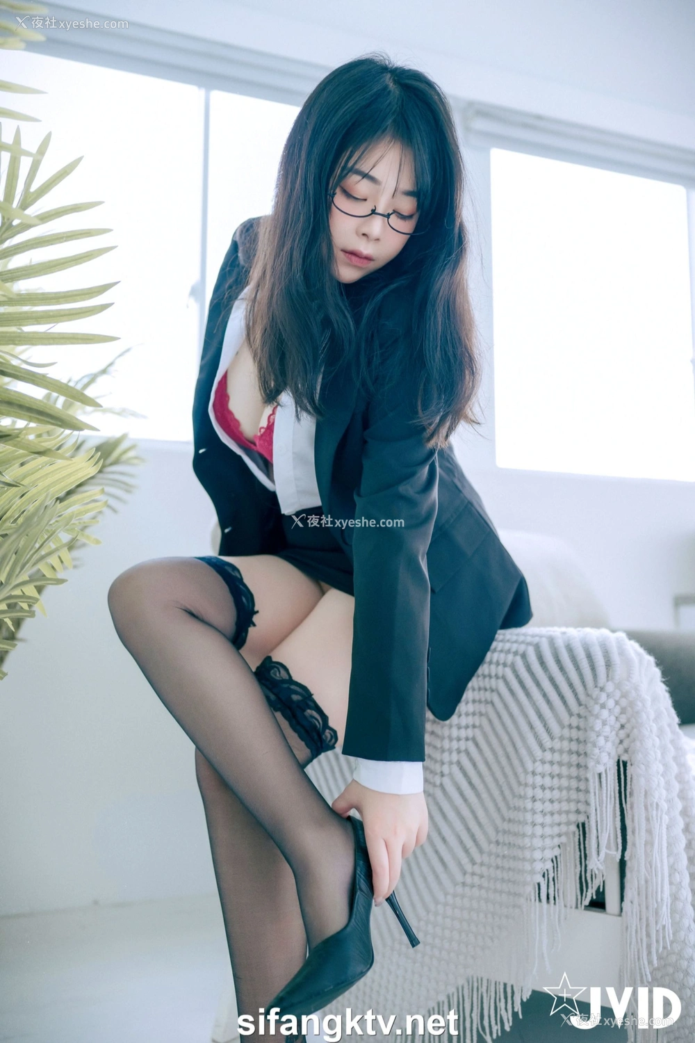 1P - 蒂蒂《办公桌下的性感秘书》