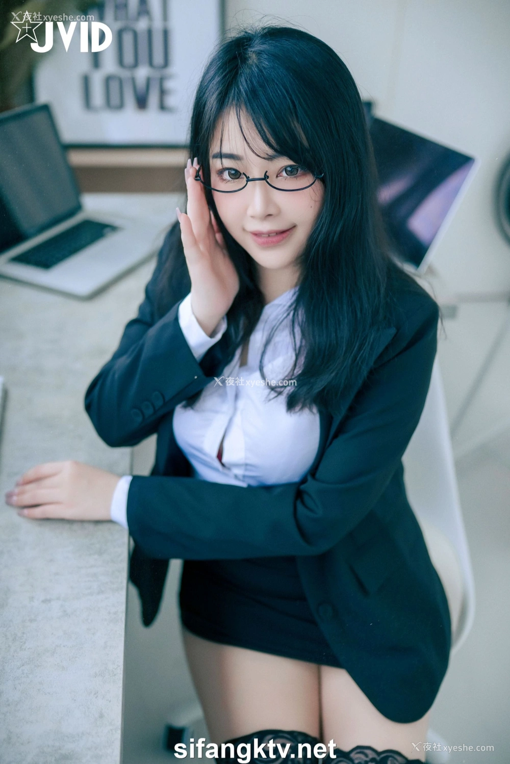 1P - 蒂蒂《办公桌下的性感秘书》
