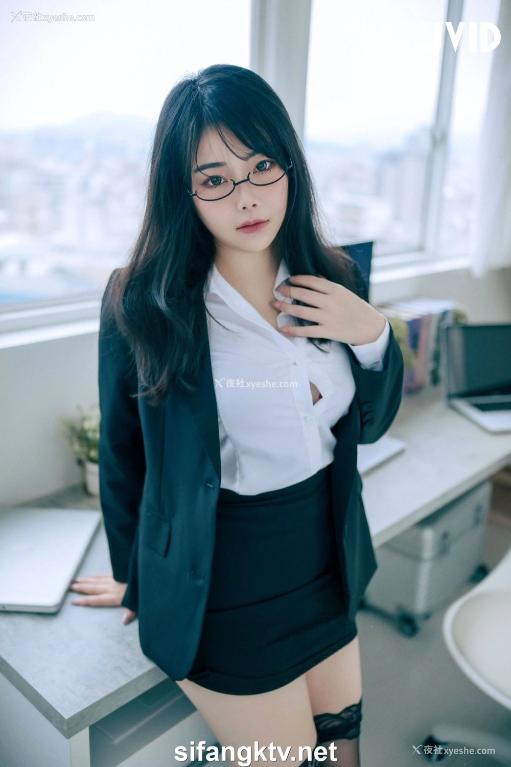 1P - 蒂蒂《办公桌下的性感秘书》