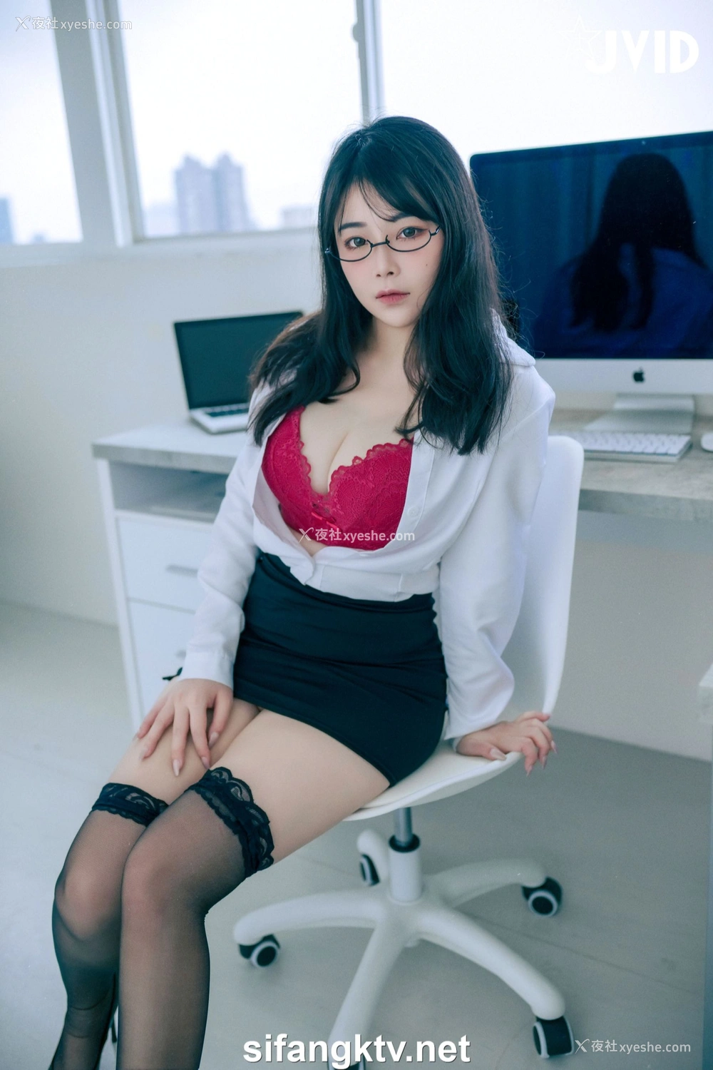 1P - 蒂蒂《办公桌下的性感秘书》