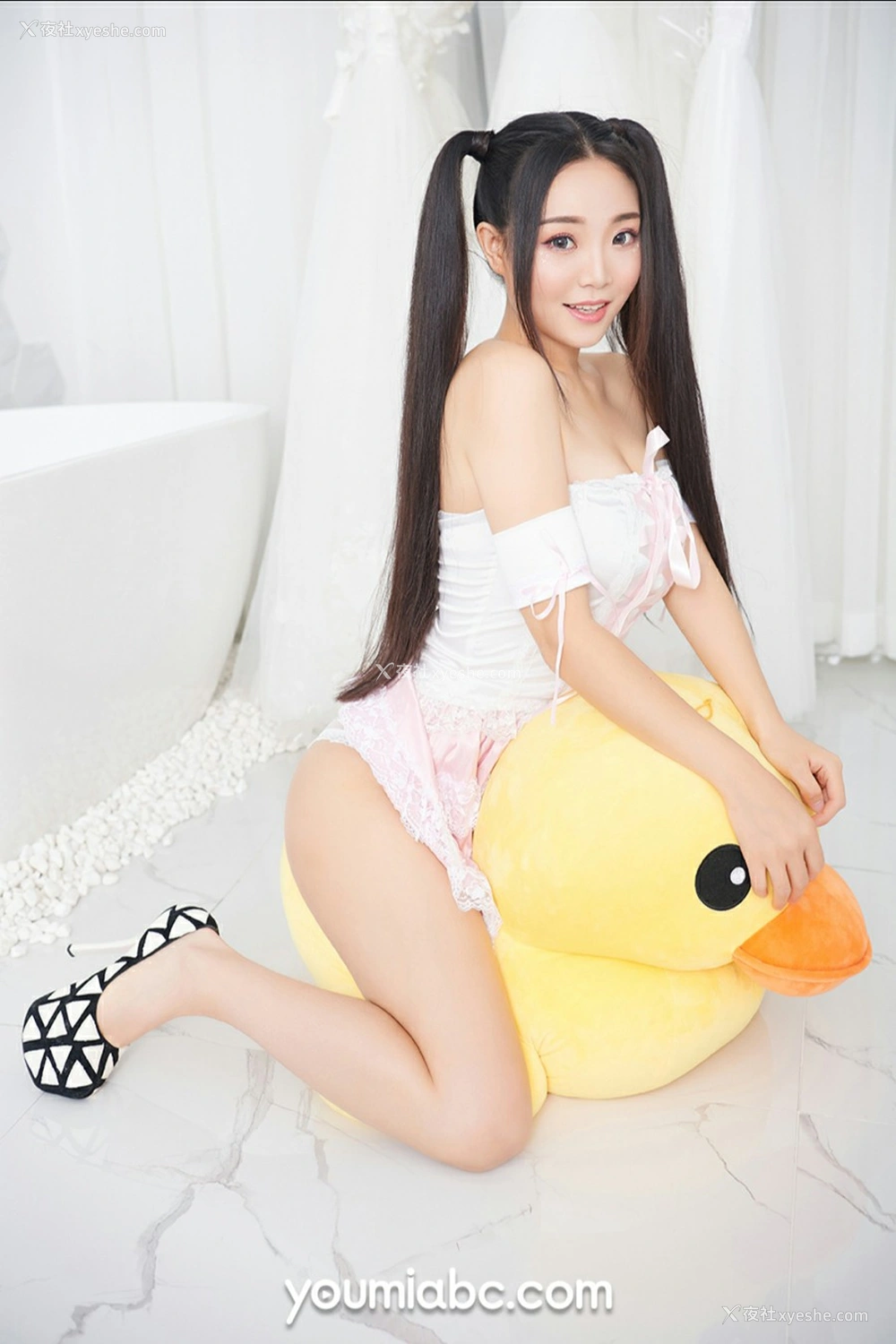 1P - [YouMi尤蜜] 许文婷 粉色の迷妹