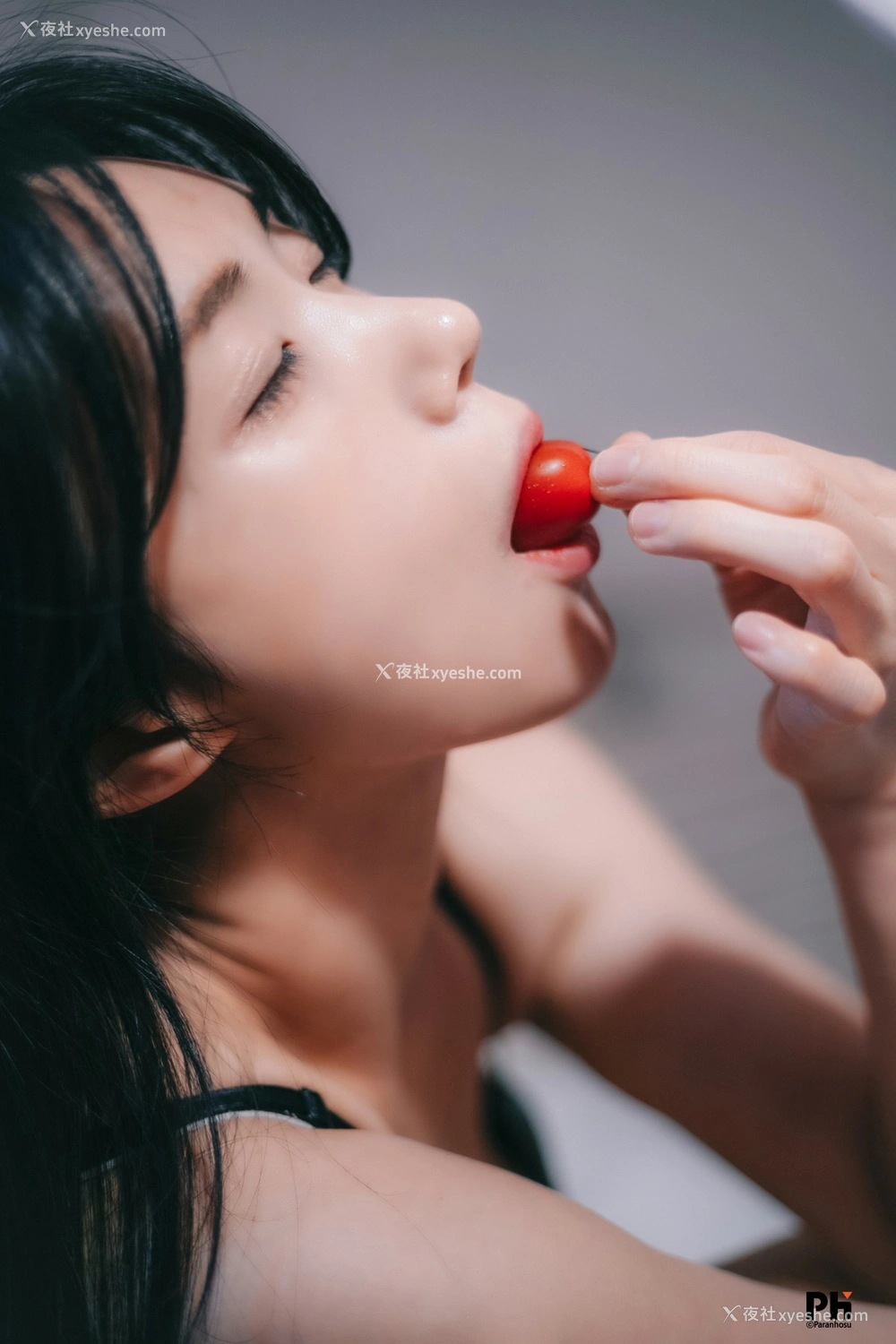 1P - [Paranhosu] Sia – Girlfriend