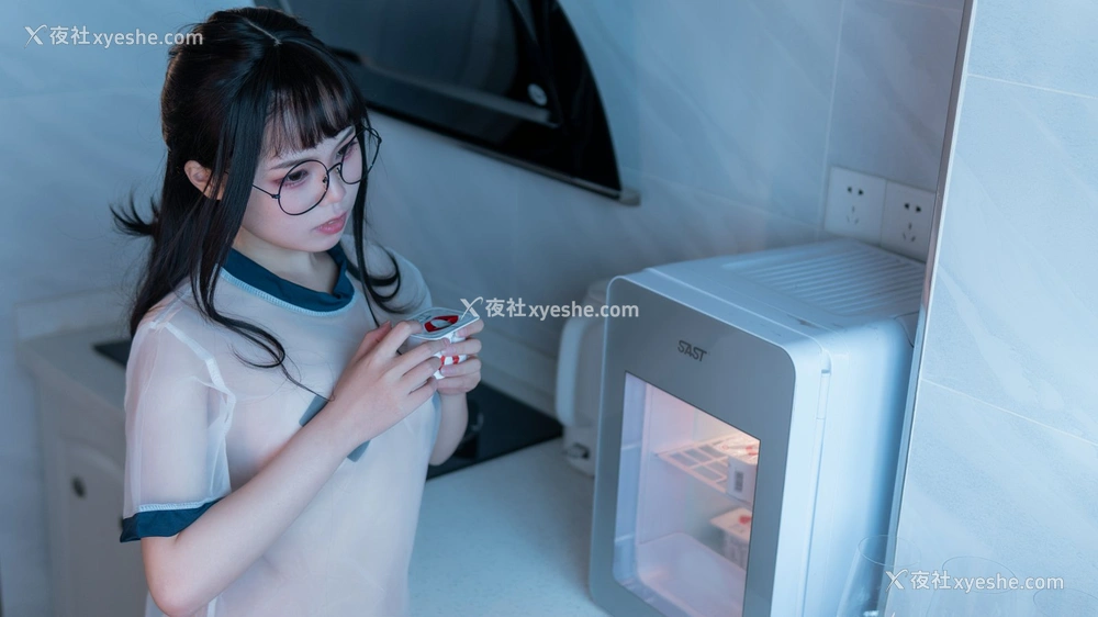 1P - 七月喵子 – 喝酸奶的眼镜娘