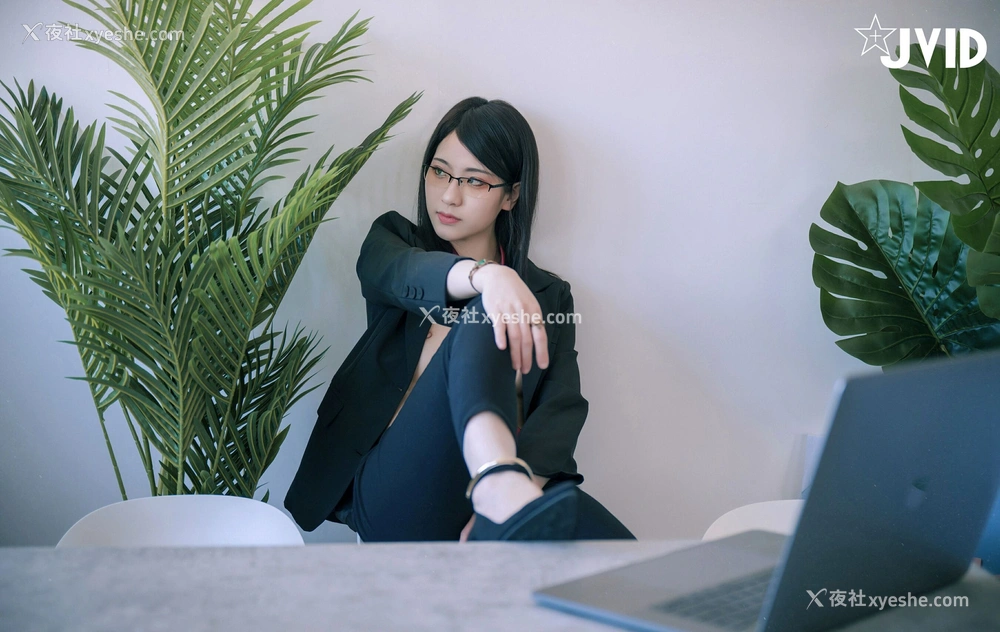 1P - 阿黎《实习生全裸上班日记》