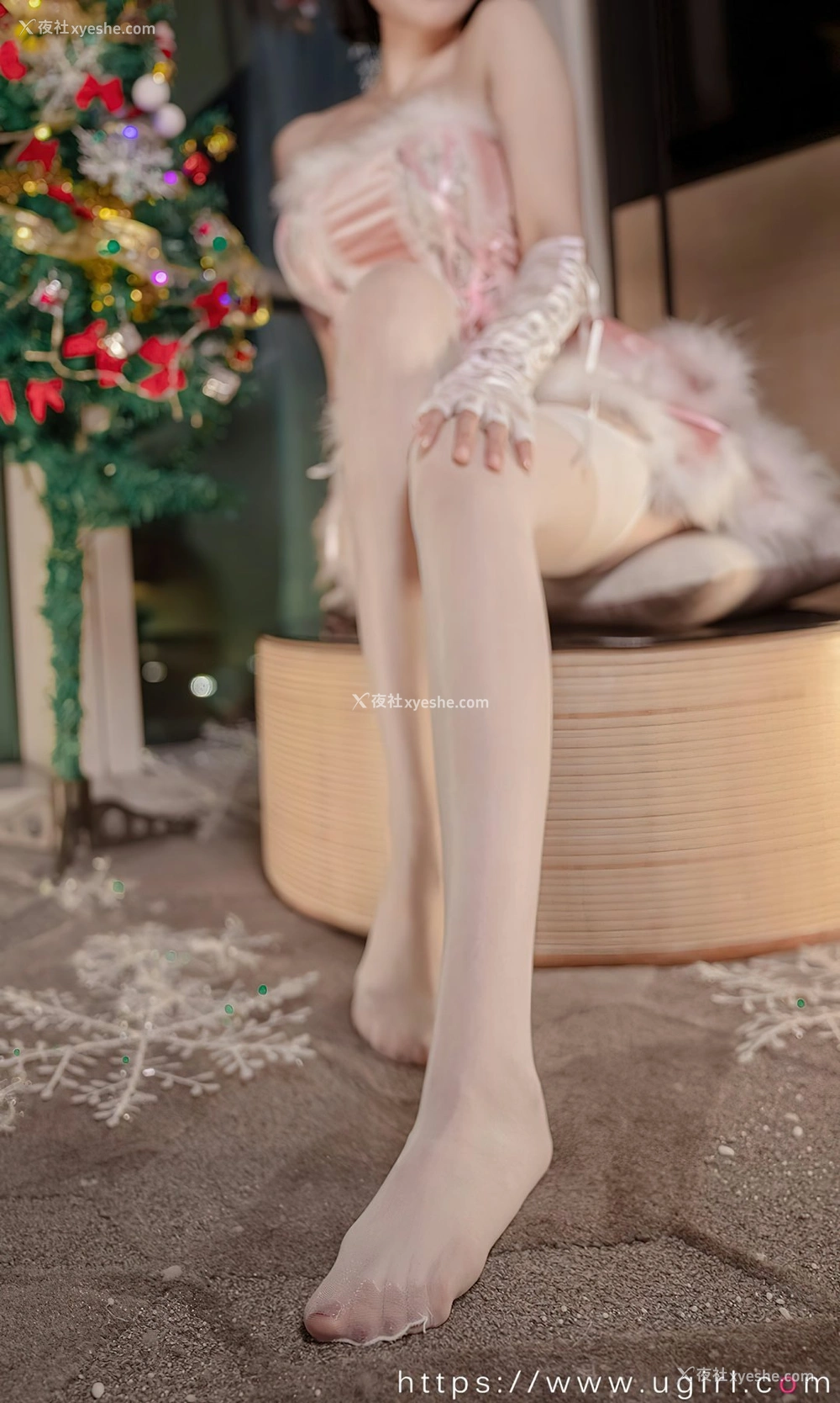 1P - [Ugirls尤果网]爱尤物专辑 No.2483 果儿Victoria 圣诞恋曲