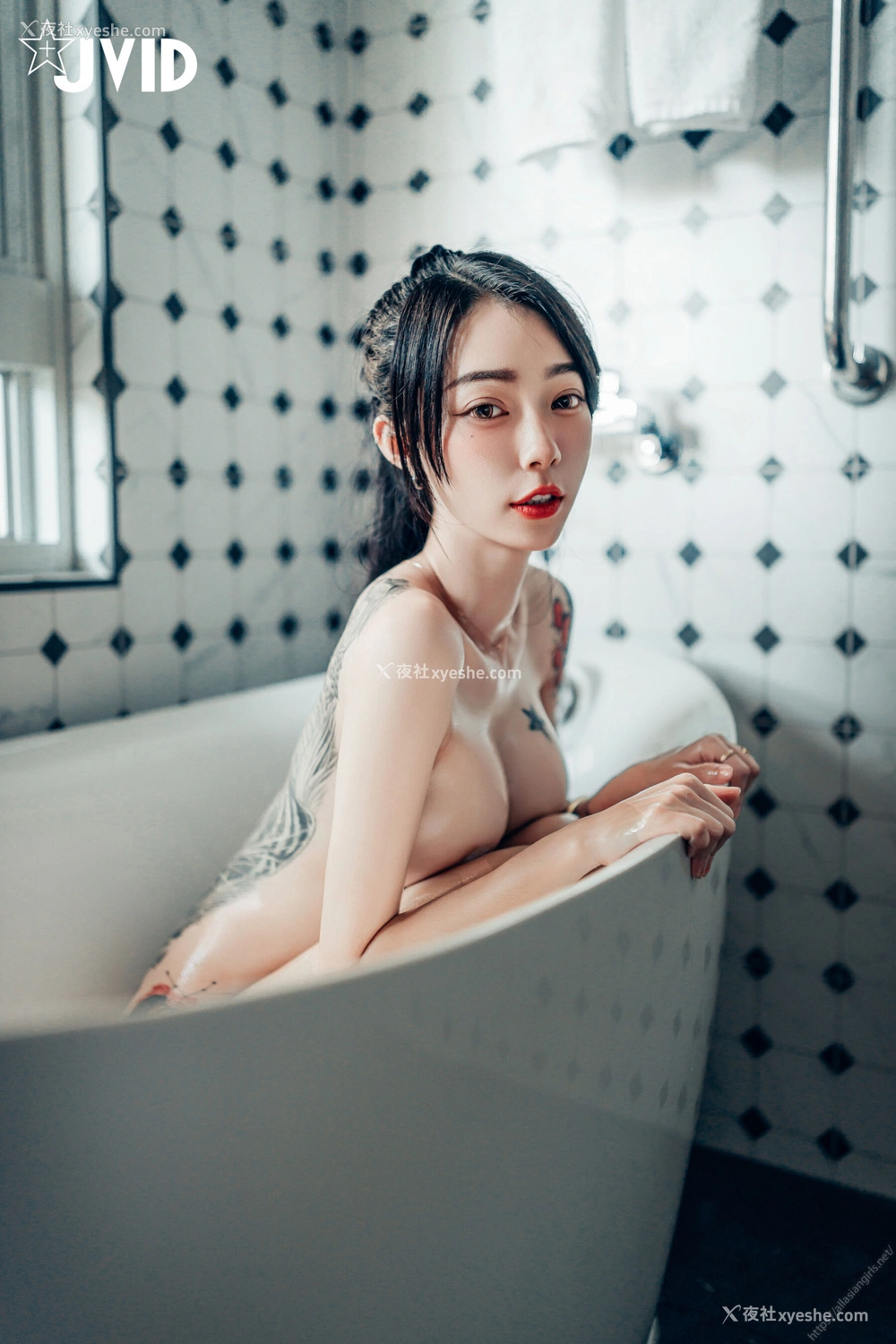 1P - 飘飘《裸体瑜伽》