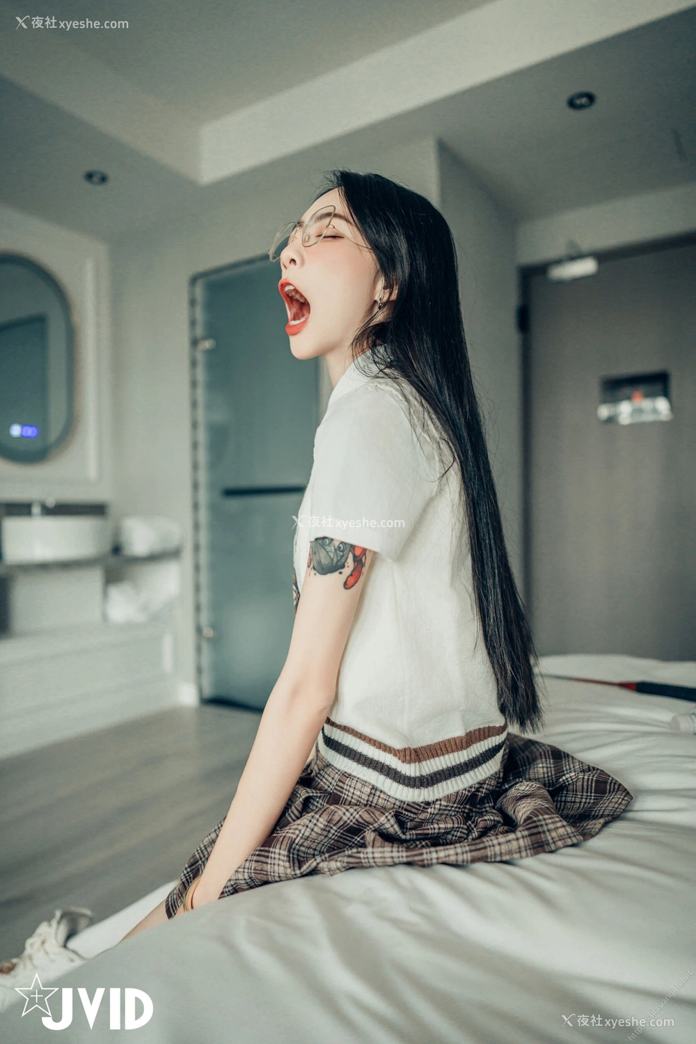 1P - 飘飘《裸体瑜伽》