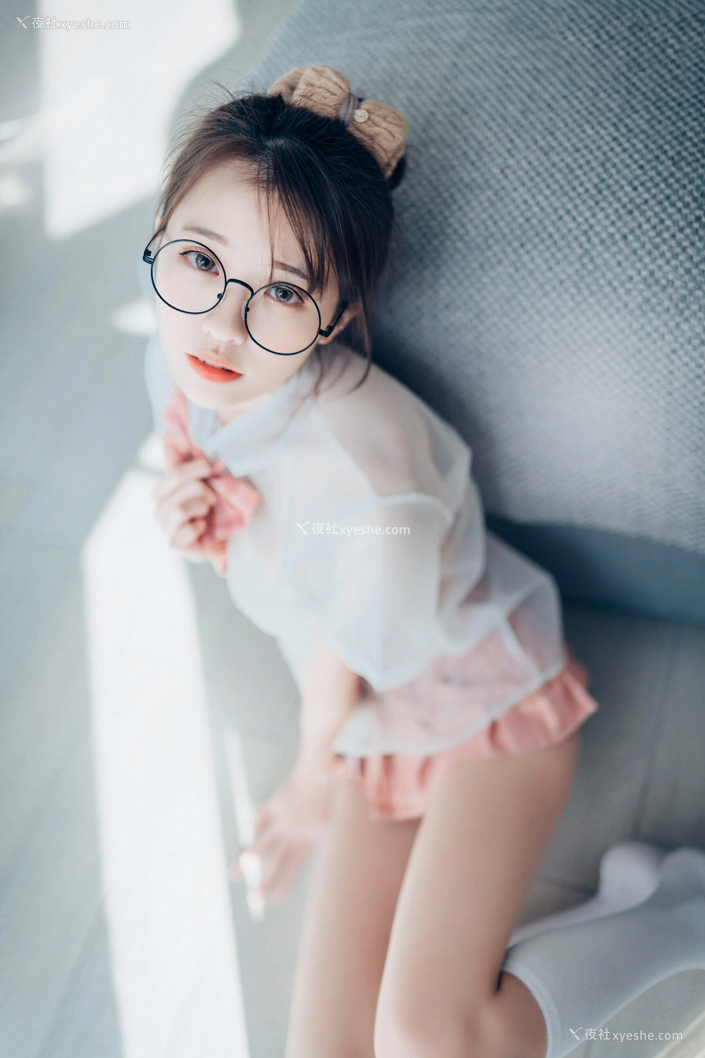 1P - 妍妍《Angel – 女孩在trasmart制服与眼镜》