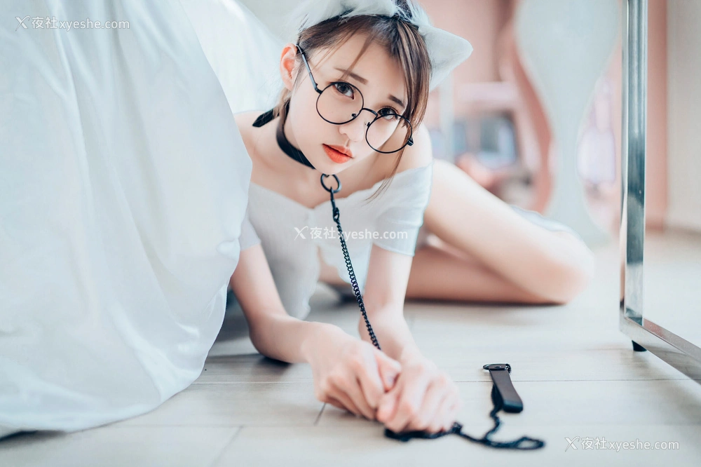 1P - 妍妍《Angel – 女孩在trasmart制服与眼镜》