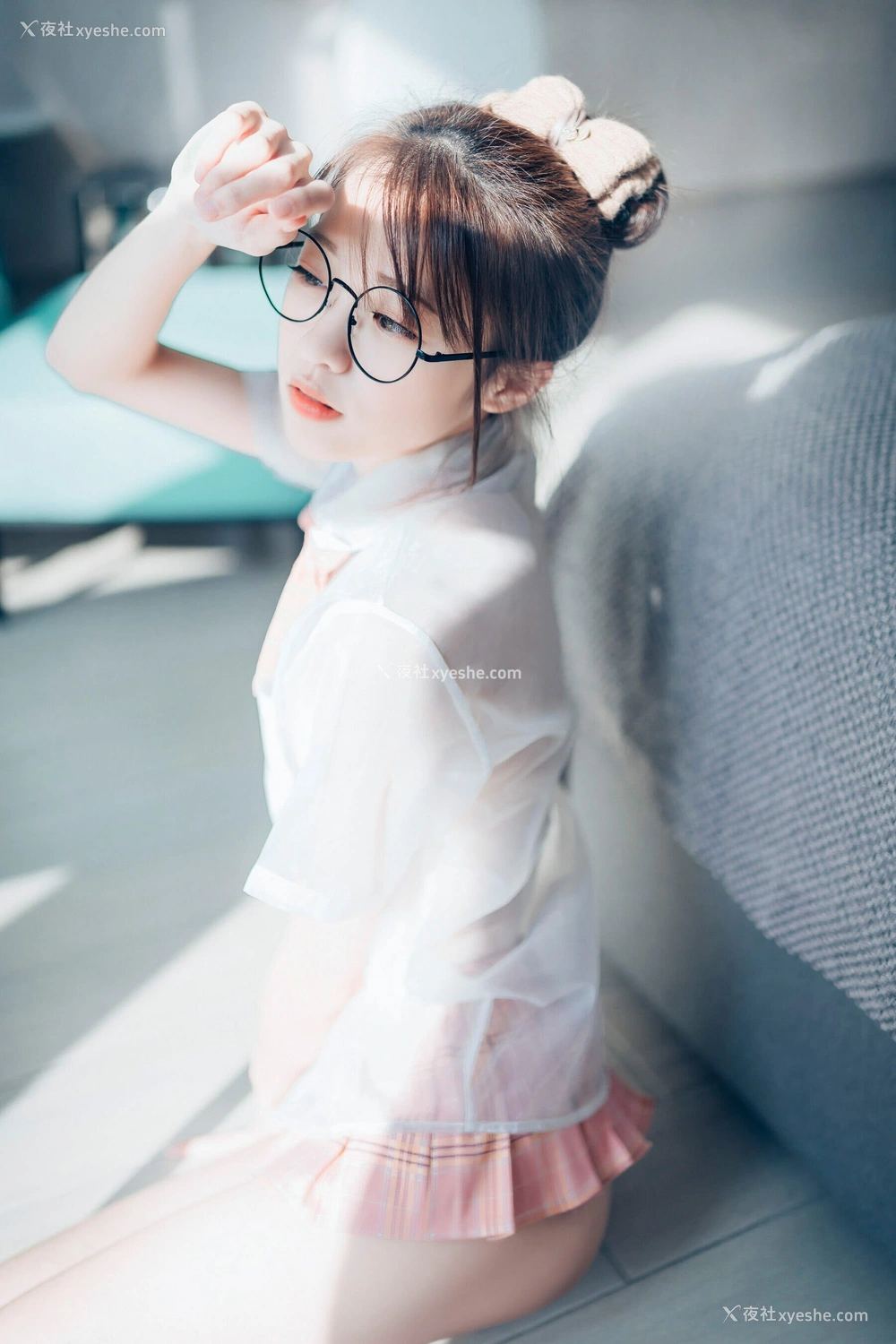 1P - 妍妍《Angel – 女孩在trasmart制服与眼镜》