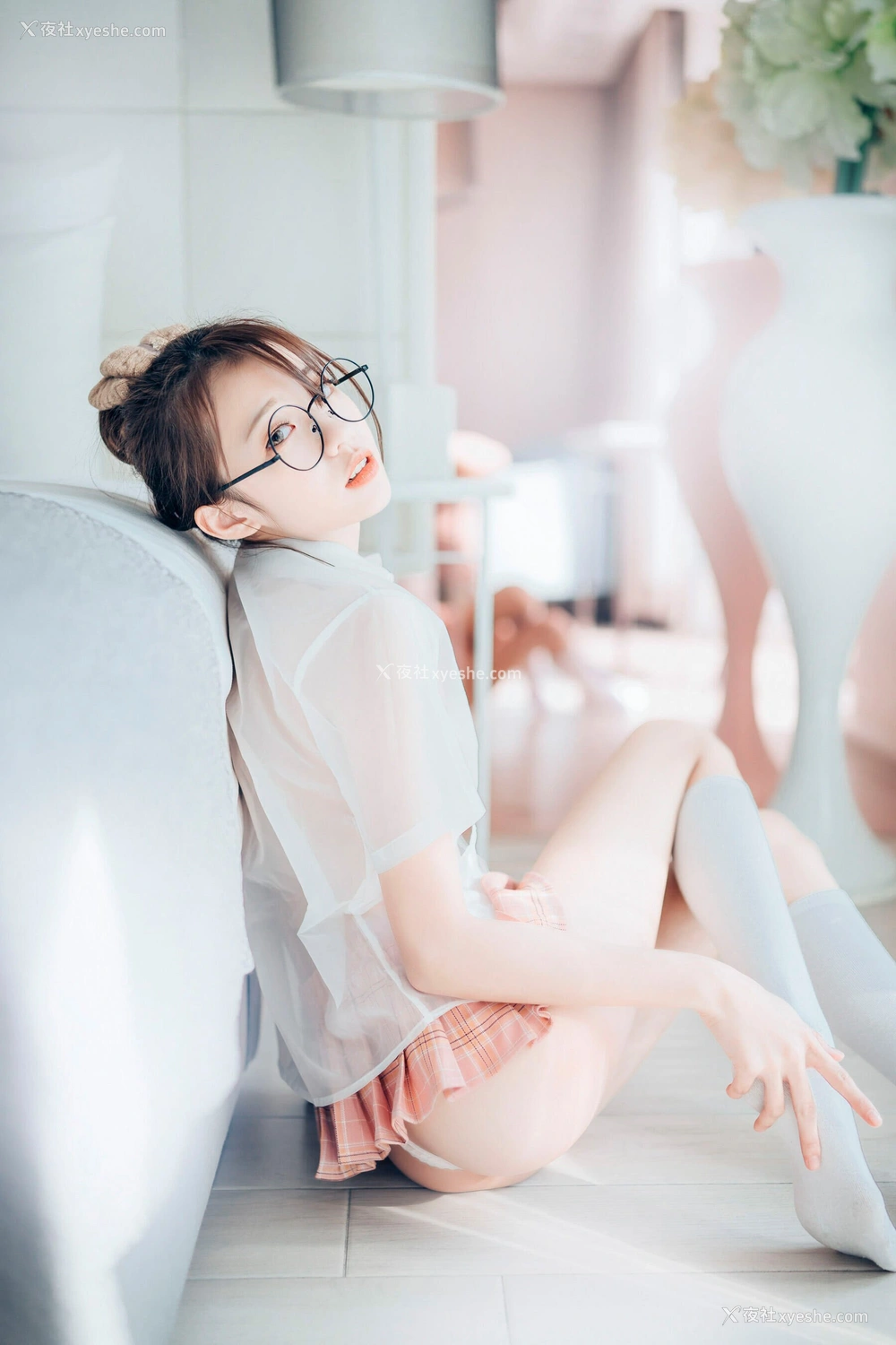 1P - 妍妍《Angel – 女孩在trasmart制服与眼镜》