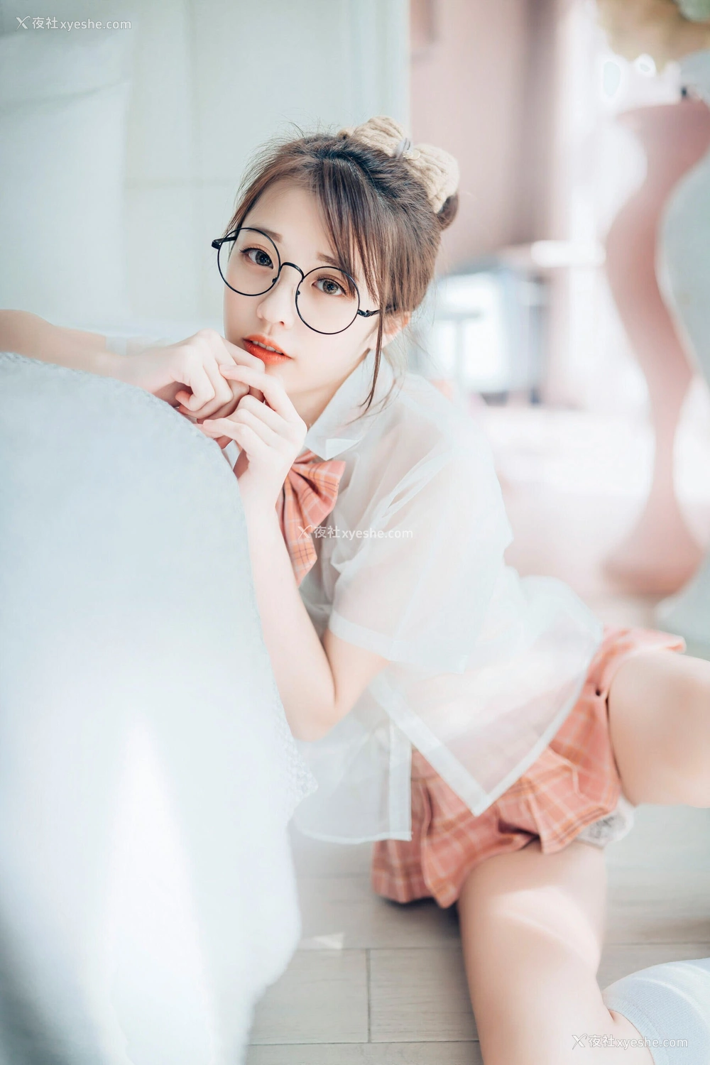 1P - 妍妍《Angel – 女孩在trasmart制服与眼镜》