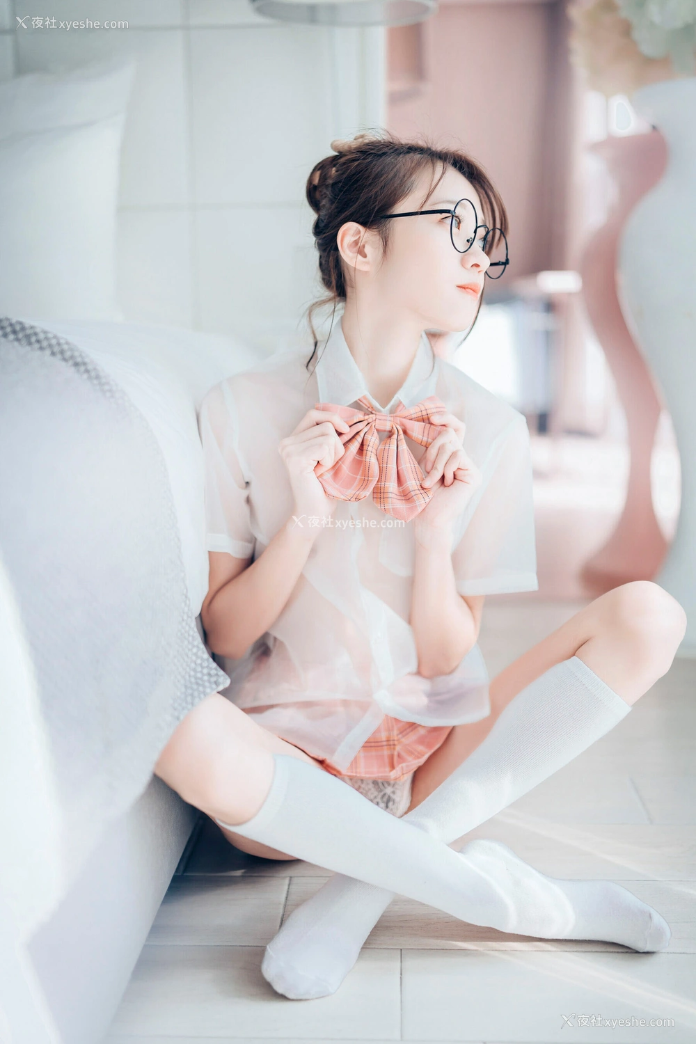 1P - 妍妍《Angel – 女孩在trasmart制服与眼镜》