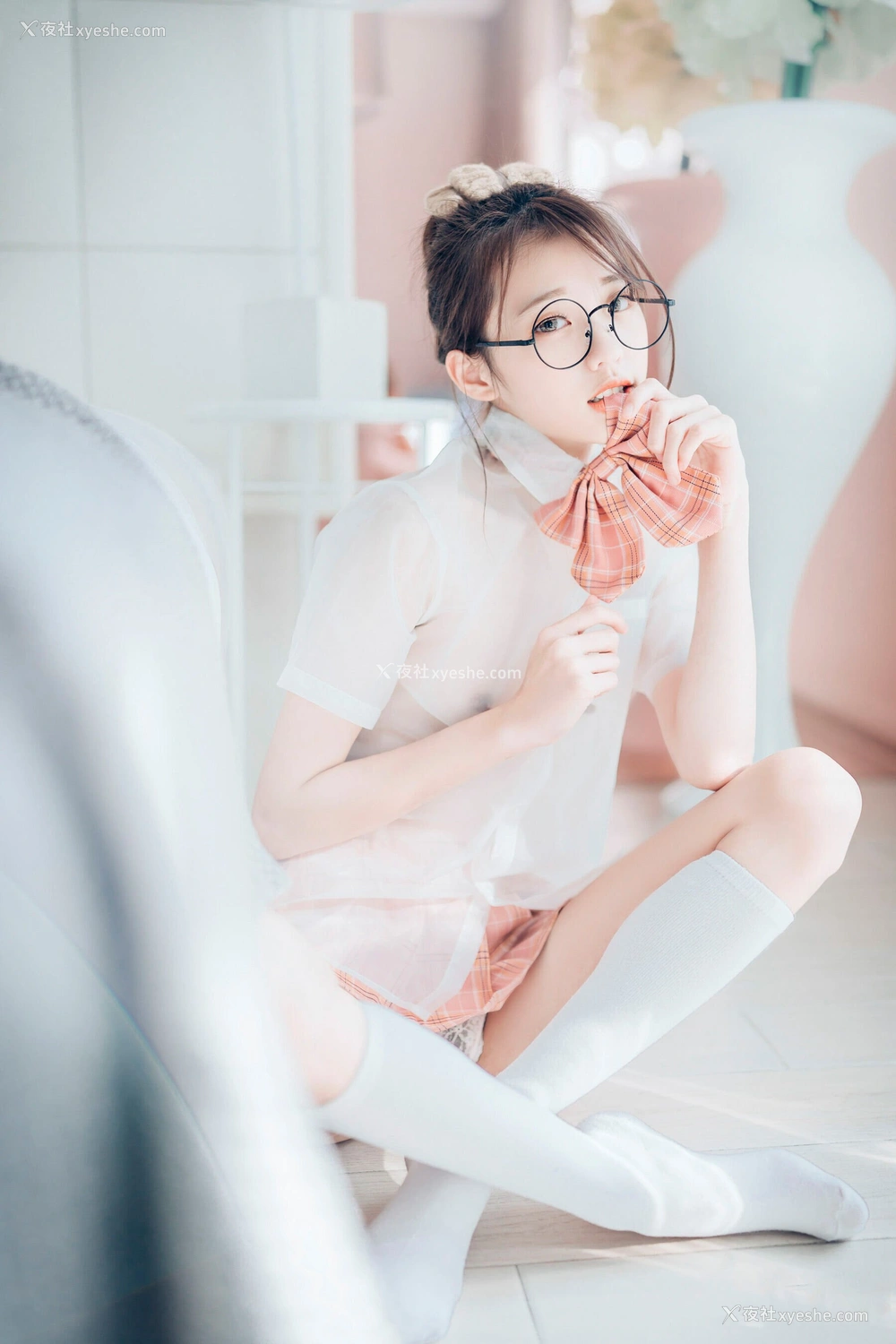 1P - 妍妍《Angel – 女孩在trasmart制服与眼镜》