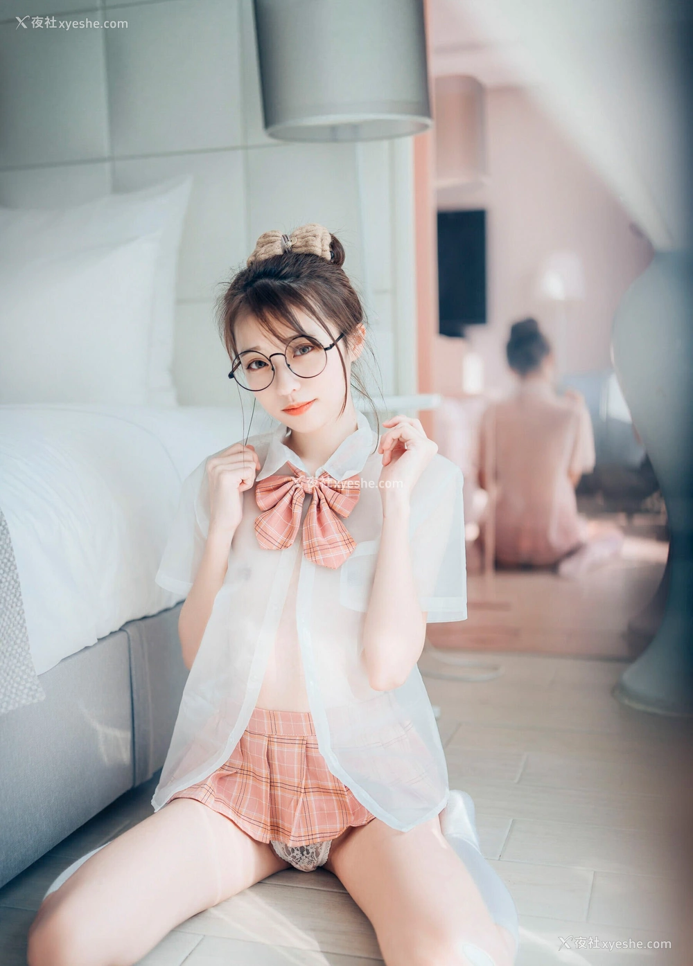 1P - 妍妍《Angel – 女孩在trasmart制服与眼镜》