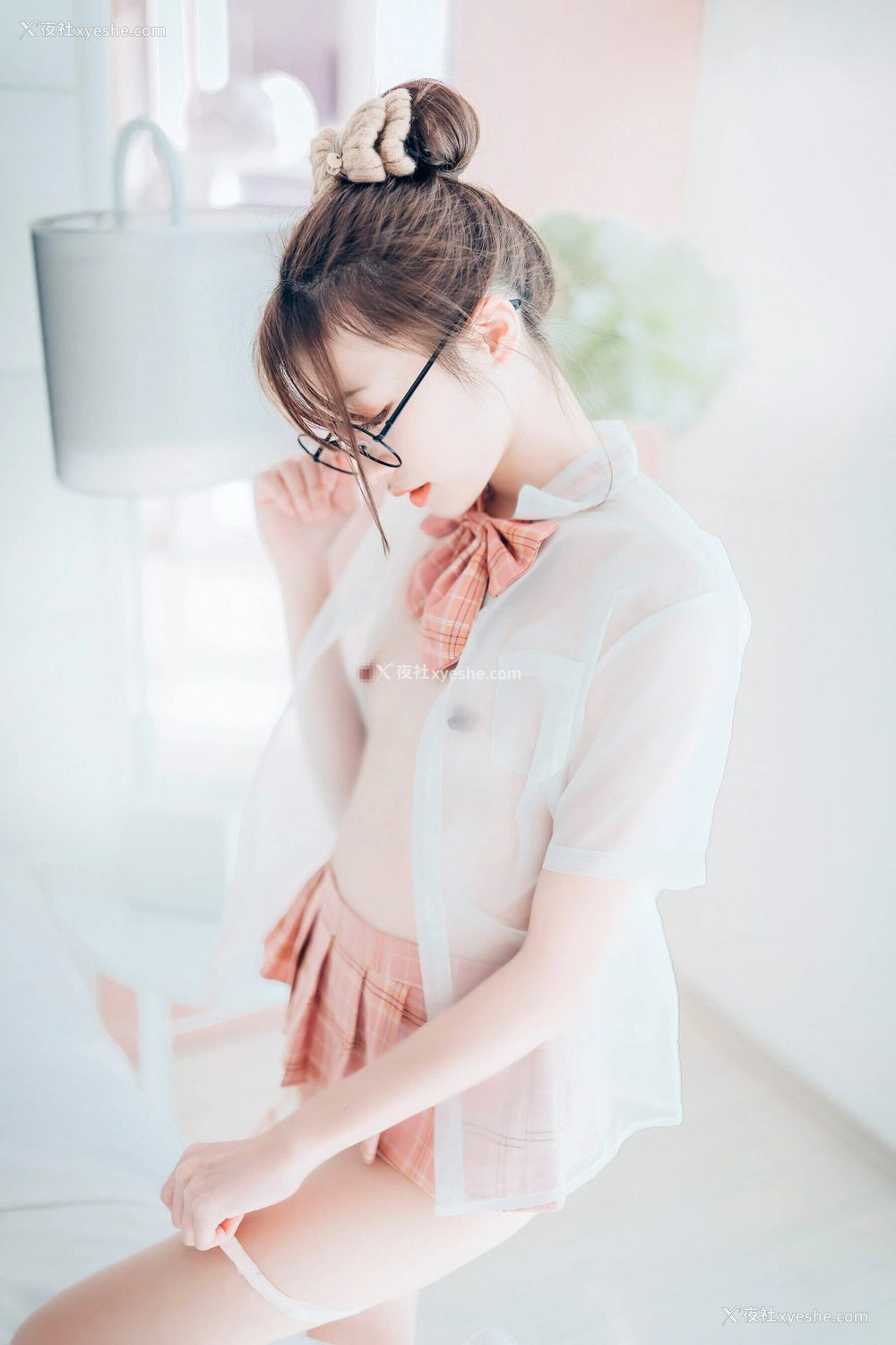 1P - 妍妍《Angel – 女孩在trasmart制服与眼镜》