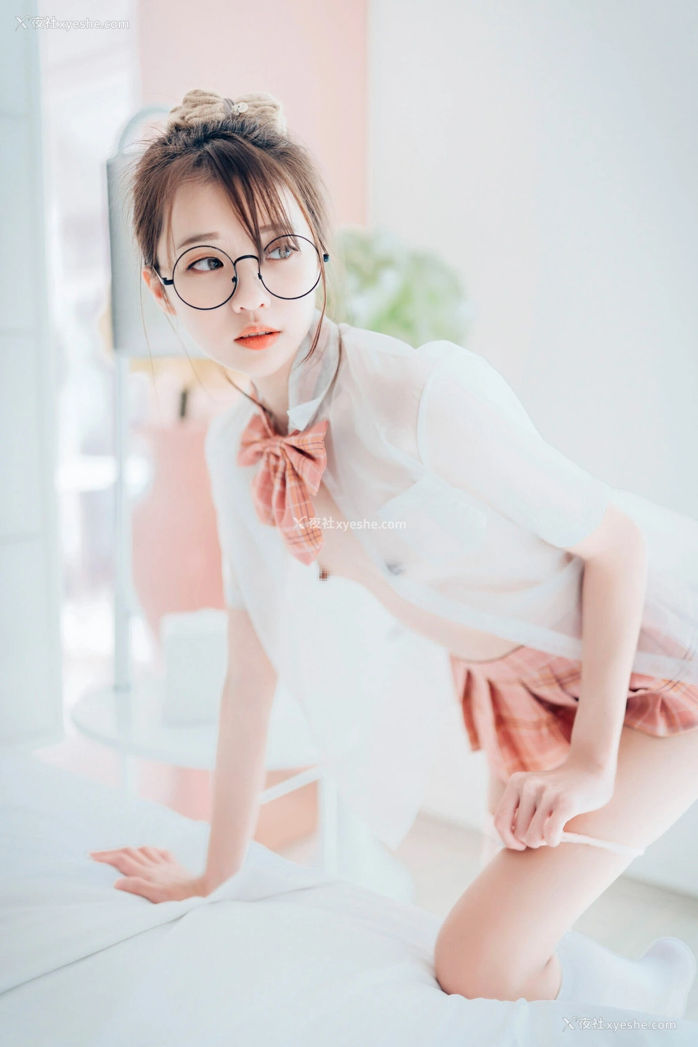 1P - 妍妍《Angel – 女孩在trasmart制服与眼镜》