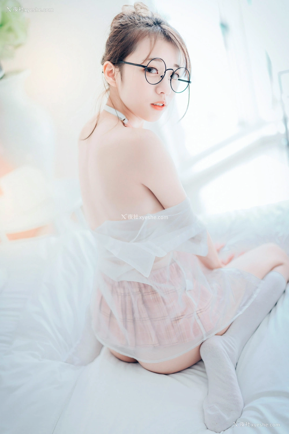 1P - 妍妍《Angel – 女孩在trasmart制服与眼镜》
