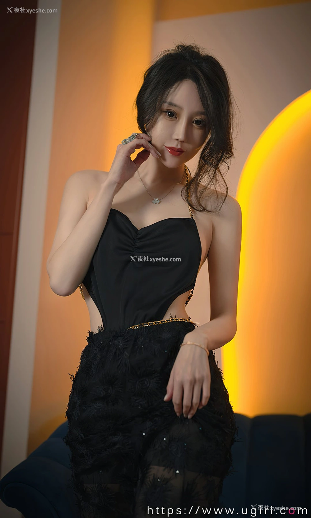 1P - [Ugirls尤果网]爱尤物专辑 No.2355 欣凌 爱情旅途