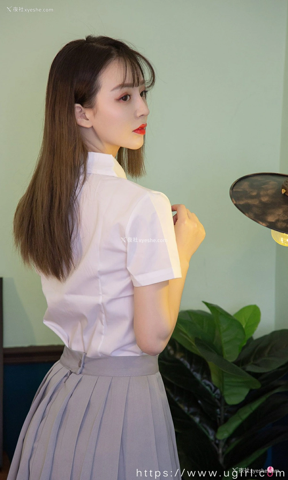 1P - [Ugirls尤果网]爱尤物专辑 No.2206 美人发光 尤果合輯