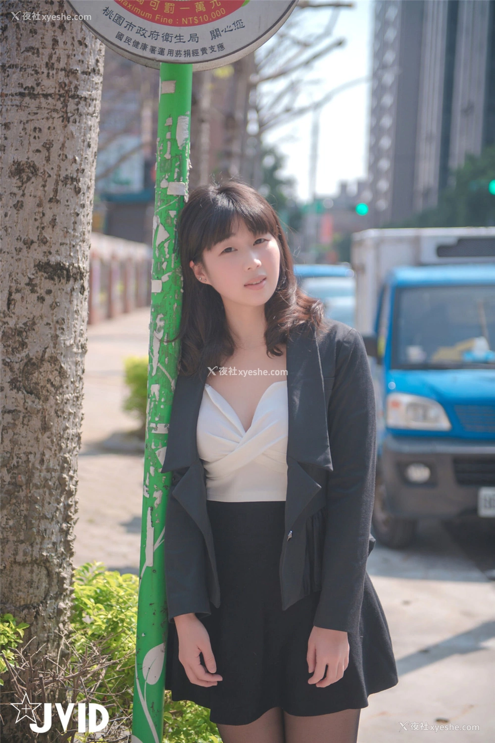 1P - 公车站巧遇公司前台