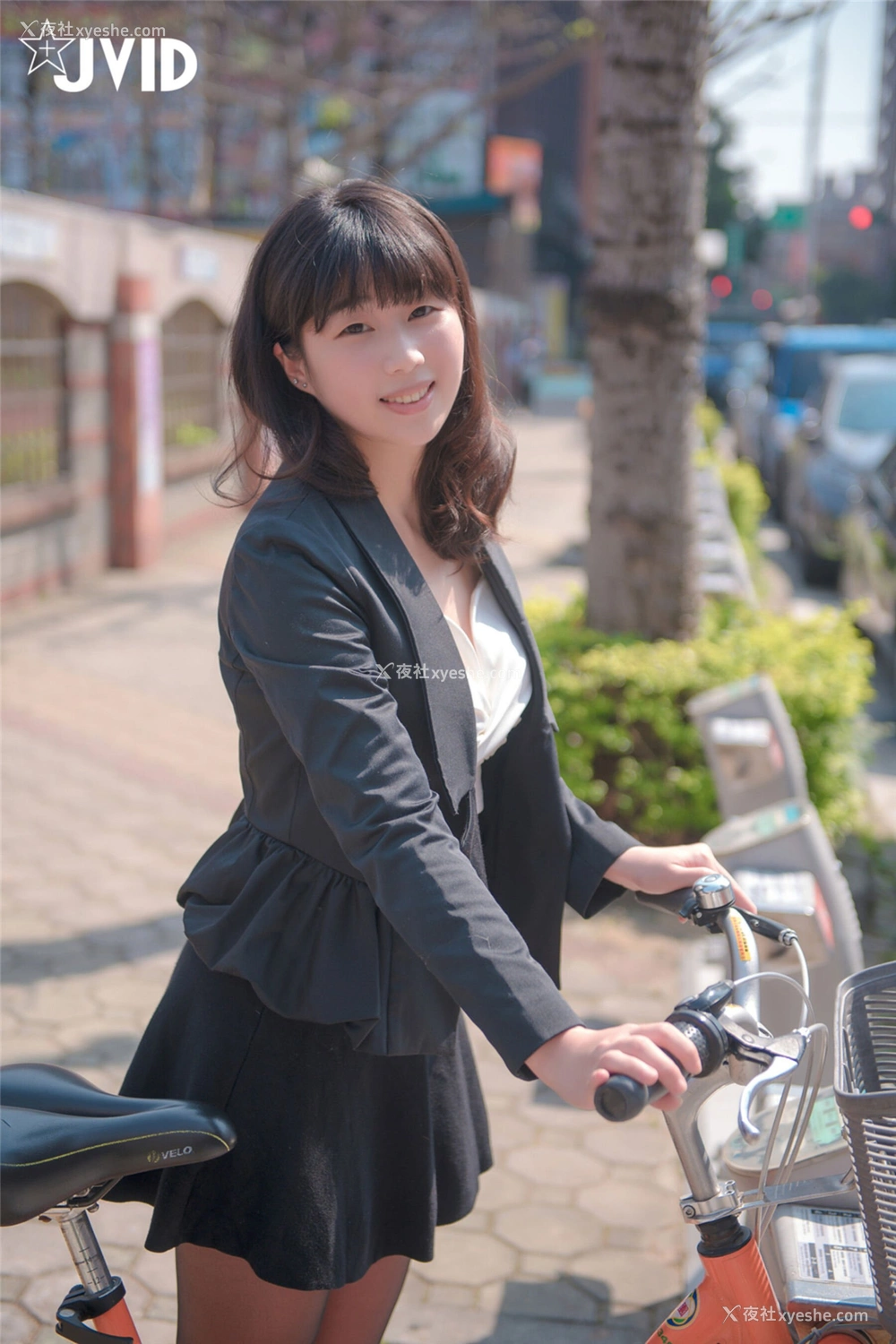 1P - 公车站巧遇公司前台