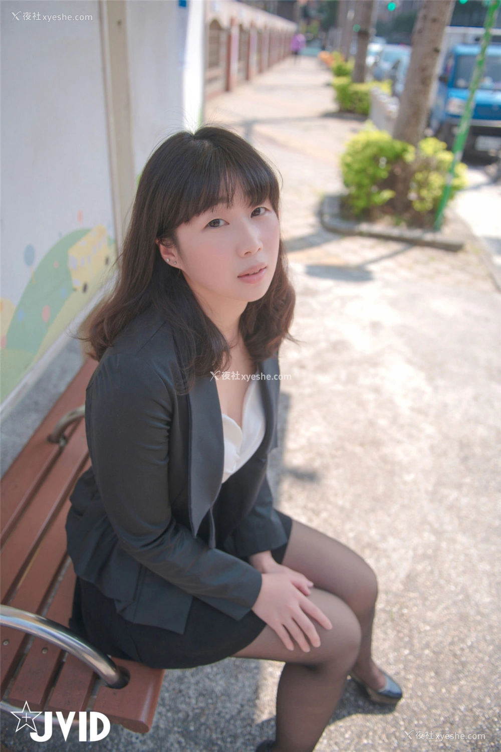 1P - 公车站巧遇公司前台