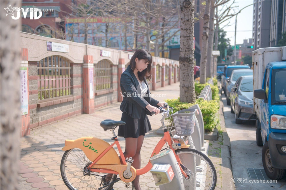 1P - 公车站巧遇公司前台