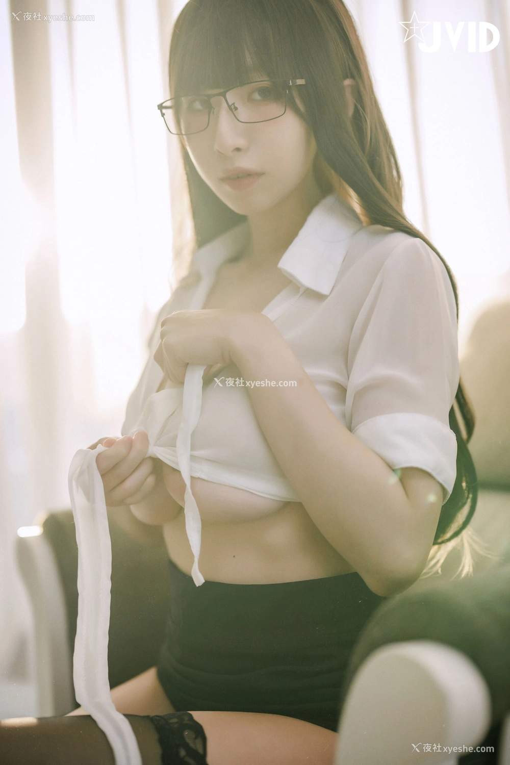 1P - 黎菲儿《色色的女同事加班时的脱衣诱惑》