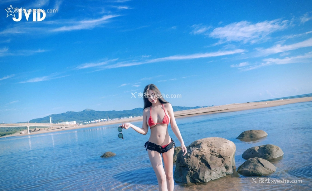 1P - 木木森《比基尼全裸沙滩》