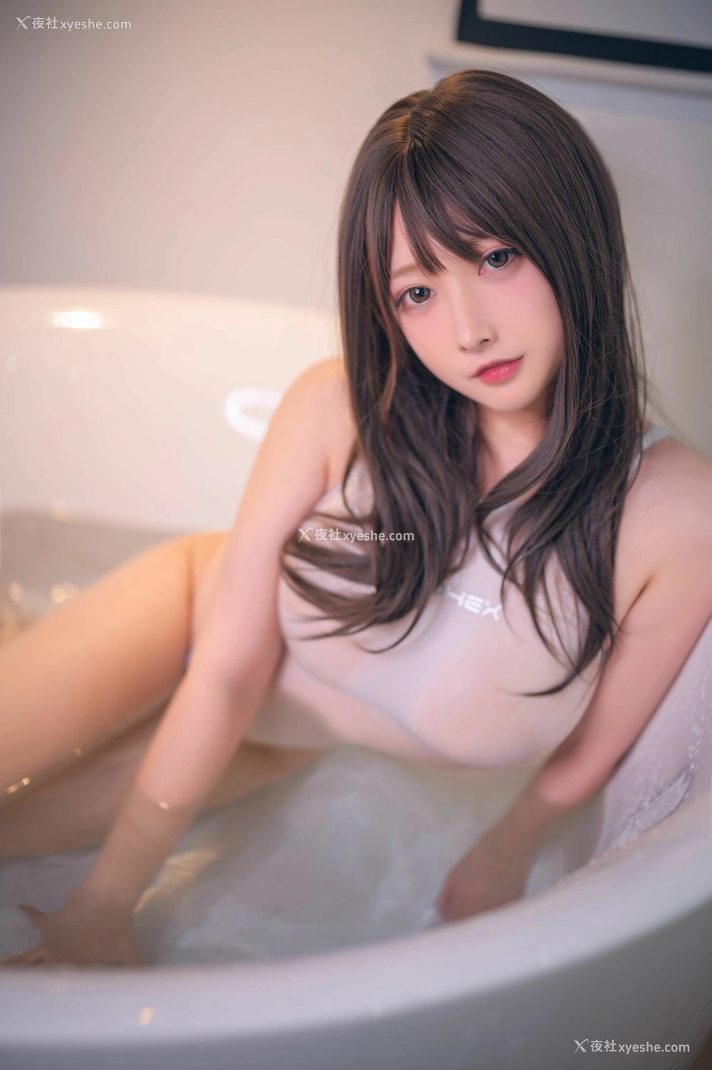 1P - 念念_D – 白色竞泳