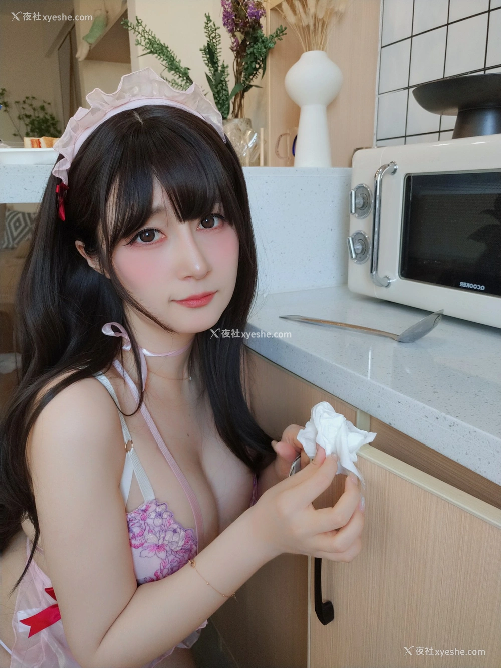 1P - 白银81 – 裸体围裙