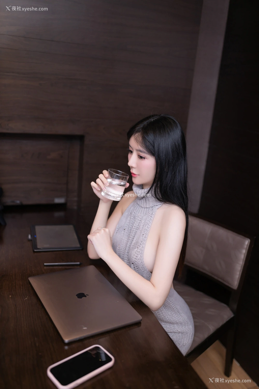 1P - xiuren秀人网福利谢小蒽大尺度内部私购露背毛衣