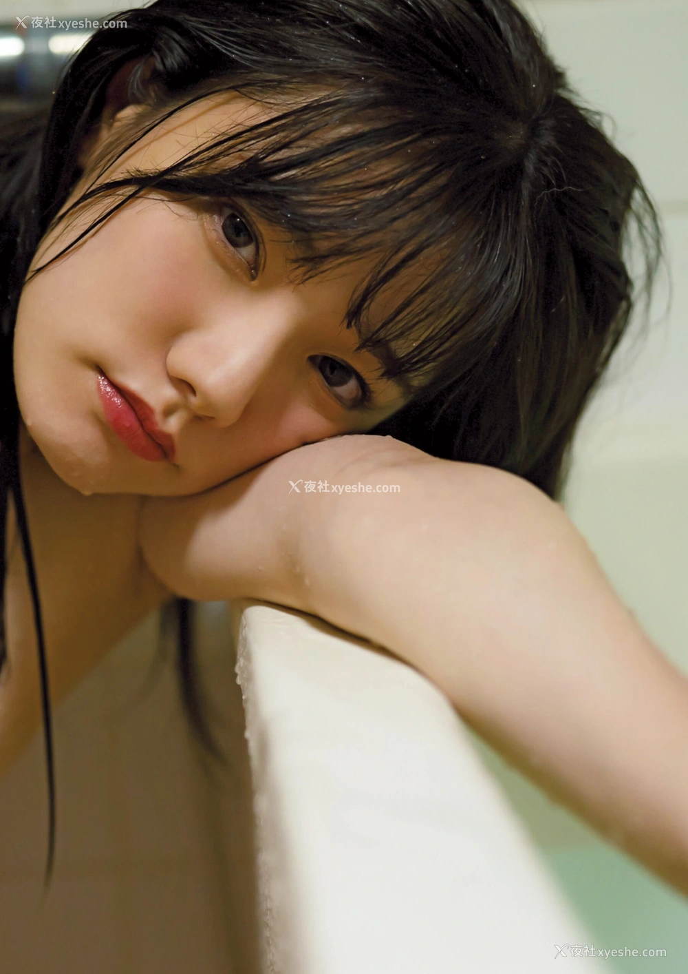 1P - 宫下玲奈《1st写真集『透明少女』増ページ デジタル特装版》