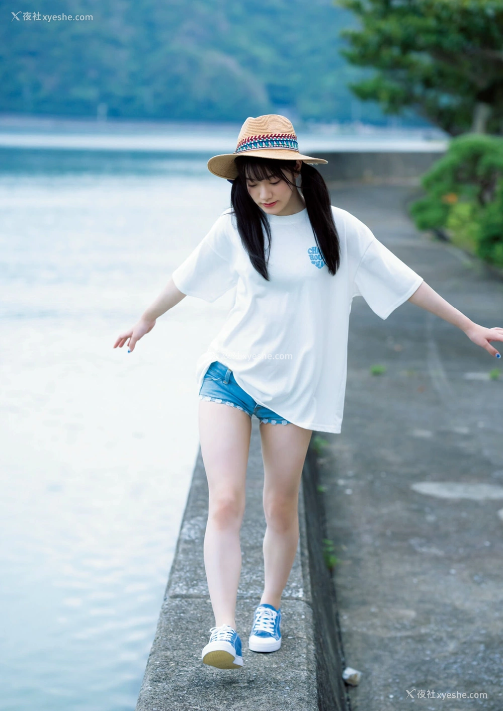 1P - 宫下玲奈《1st写真集『透明少女』増ページ デジタル特装版》