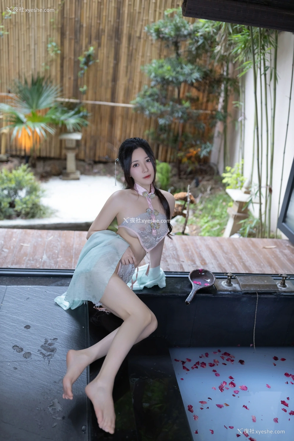 1P - xiuren秀人网福利鱼子酱Fish大尺度内部私购花瓣浴