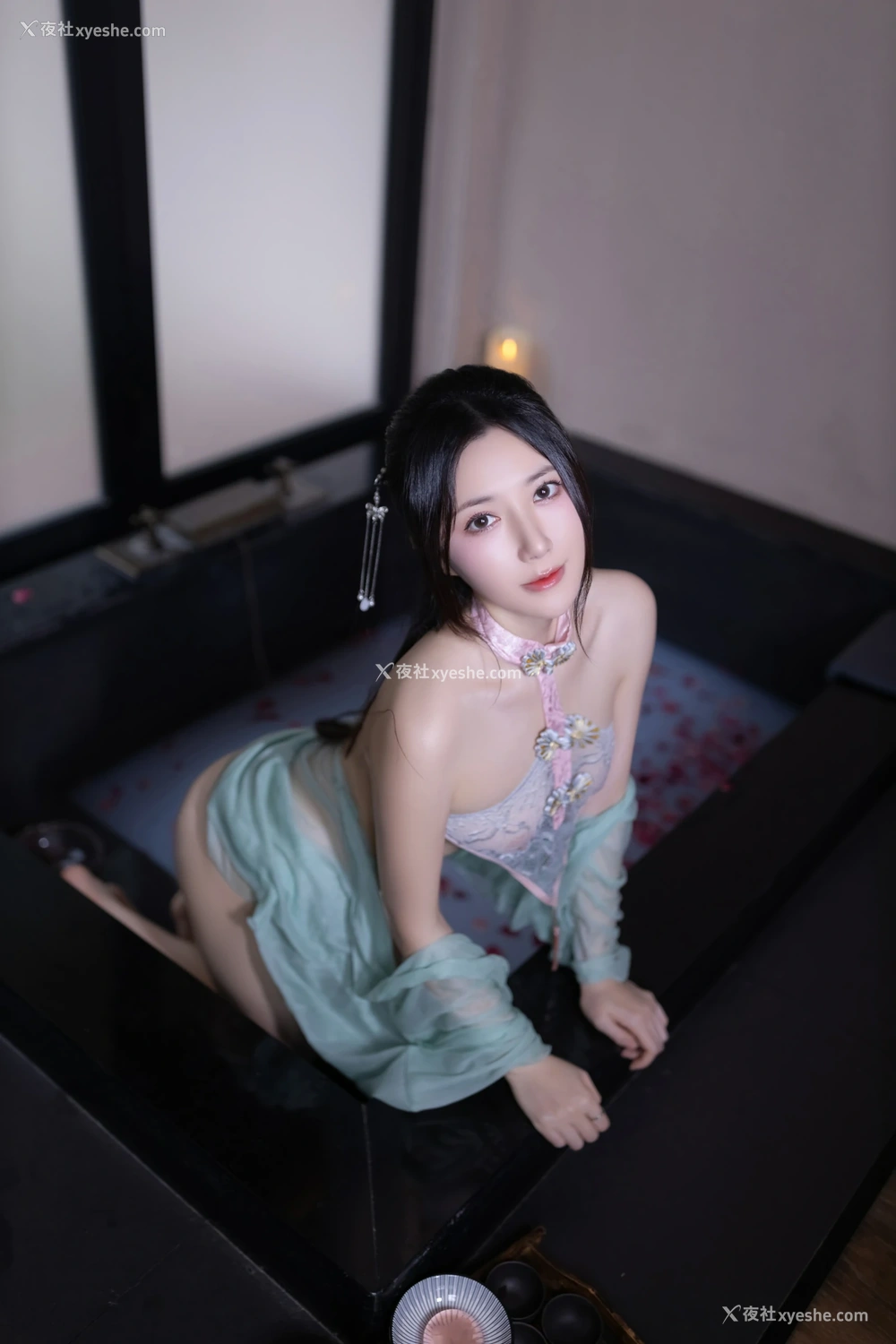 1P - xiuren秀人网福利鱼子酱Fish大尺度内部私购花瓣浴