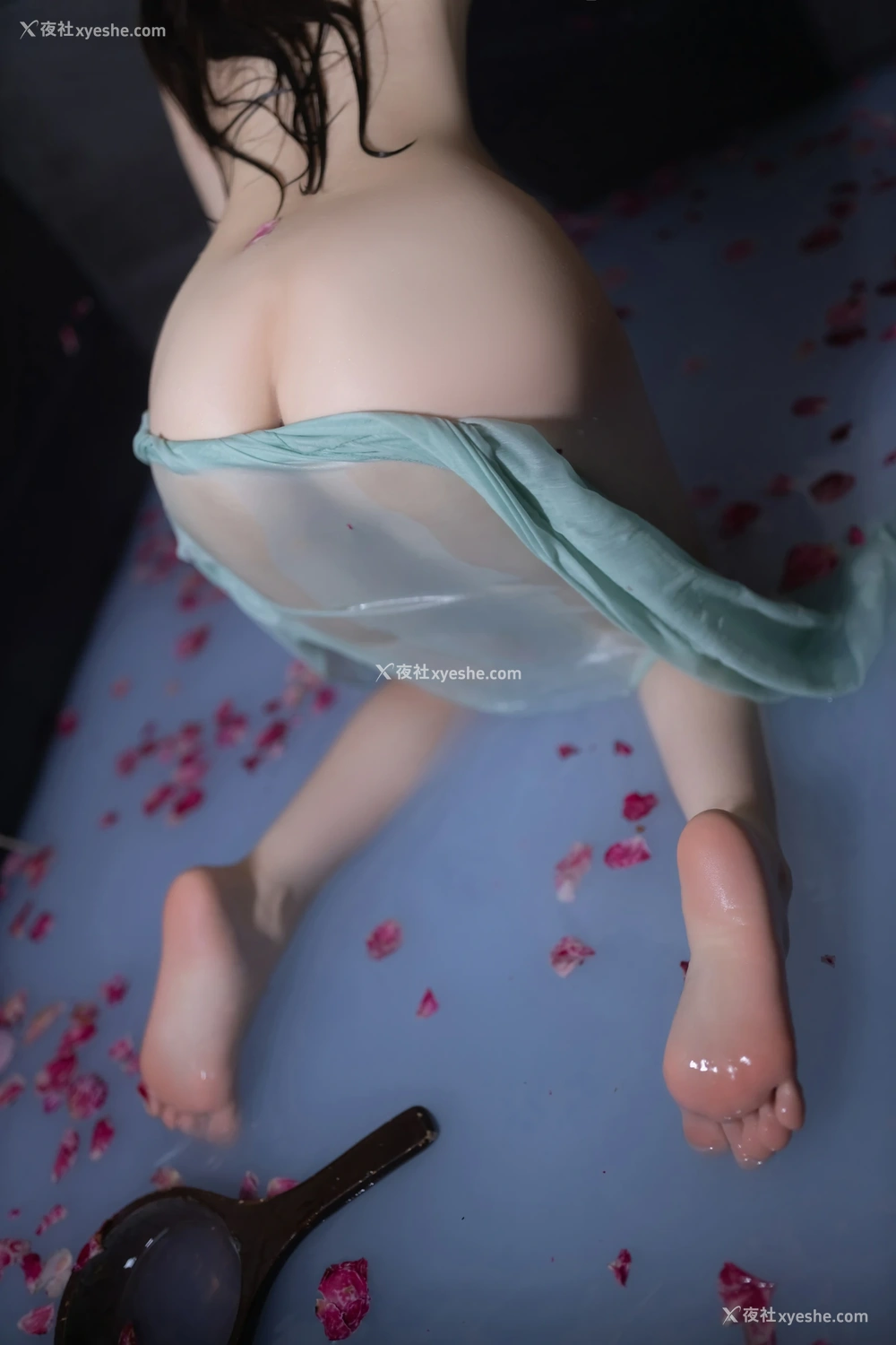 1P - xiuren秀人网福利鱼子酱Fish大尺度内部私购花瓣浴