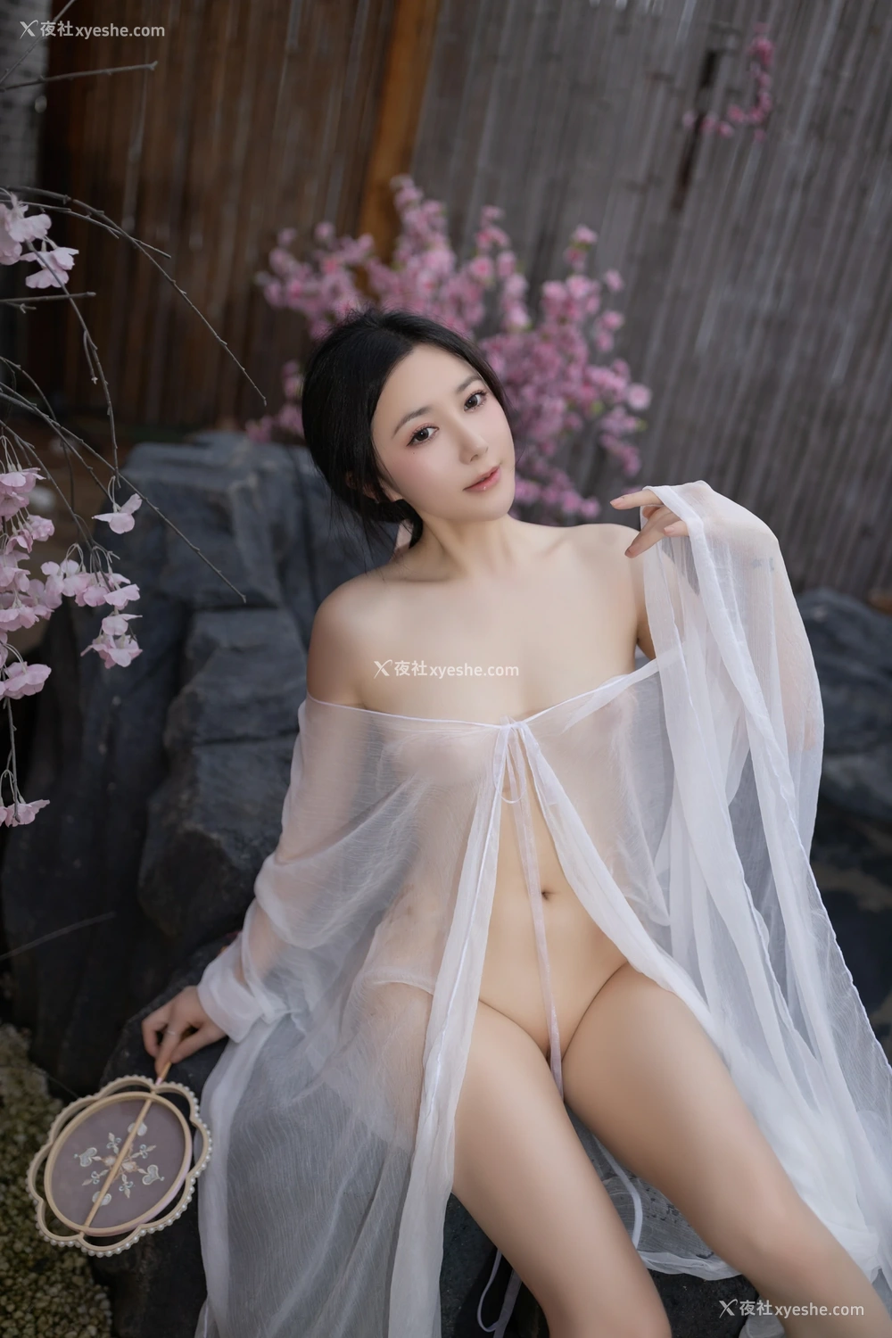 1P - xiuren秀人网福利鱼子酱Fish大尺度内部私购花想容
